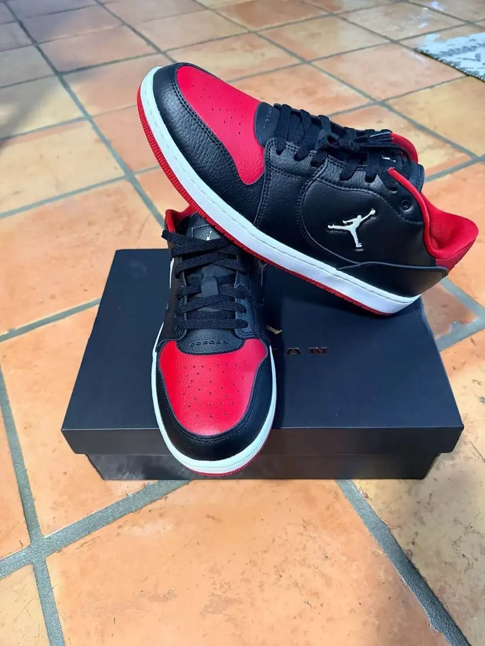 Jordan Court Connect Low Men's Sneakers - Black/Gym Red/White
